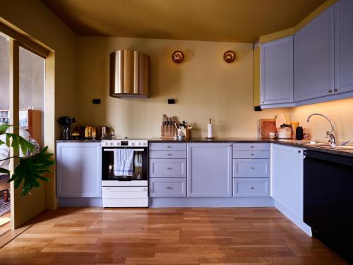 Top apartment in Leknes city, with carport