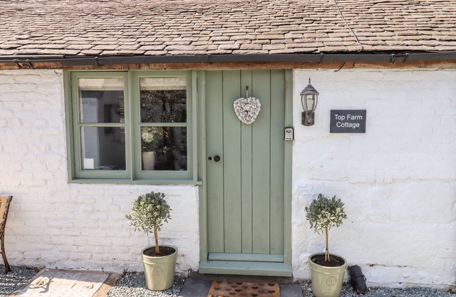 TOP FARM COTTAGE, pet friendly, character holiday cottage in Knockin