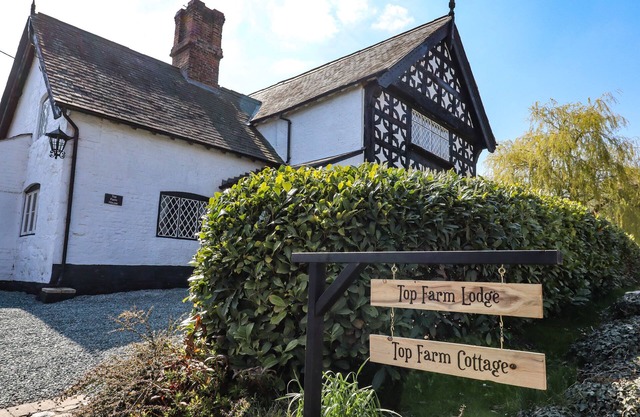 TOP FARM HOUSE, family friendly, character holiday cottage in Knockin