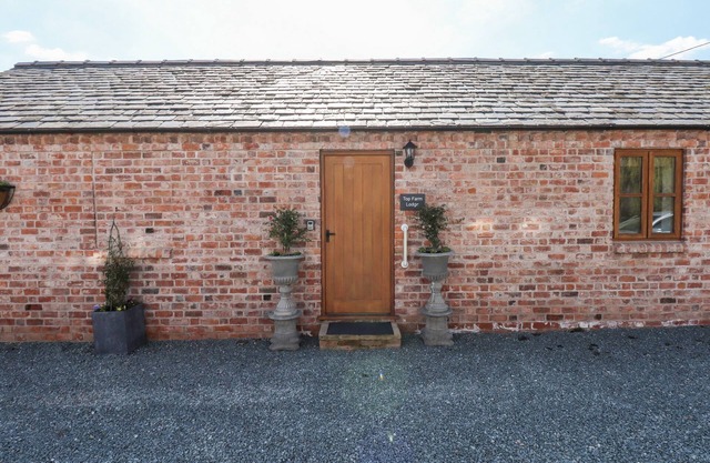 TOP FARM LODGE, pet friendly, character holiday cottage in Knockin