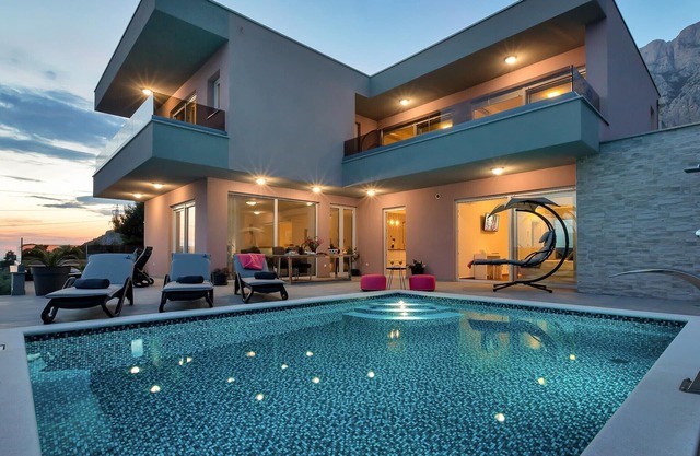 Top Features! Holiday house with heated pool with sea view, for 10 people