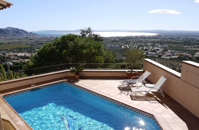 Top flat with every comfort for 1-2 persons, private pool, fibre optic internet