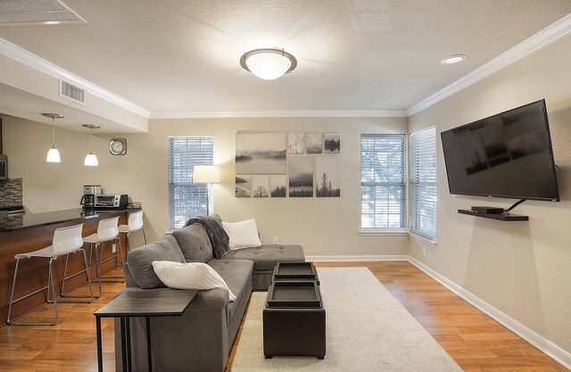 Top floor 1-bedroom in North Central Austin with King Bed and Workstation