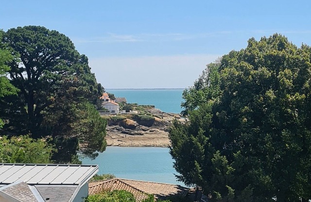 Top floor 2-room apartment with side sea view and terrace/300 m Beach