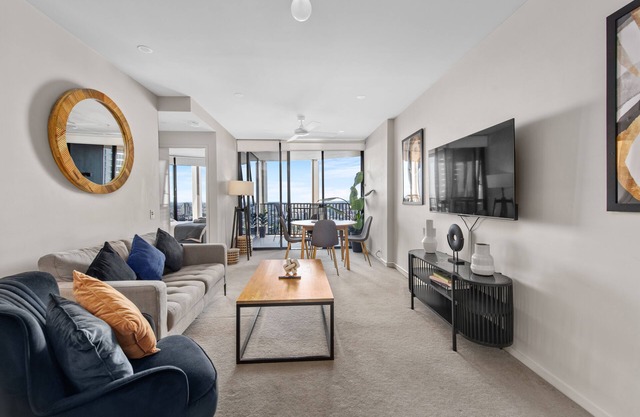 Top Floor! 2Bed/2Bath/1Car/Pool ~ VIEWS ~ CBD