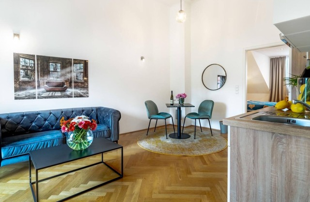 Top Floor Apartment with Terrace, King Bed & Air Conditioning in Krems City