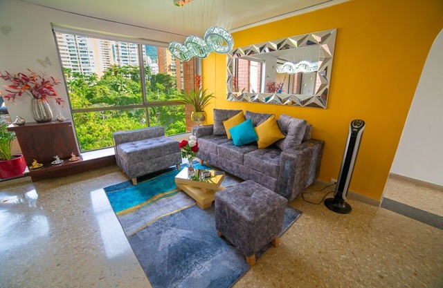 Top floor apt w/Balcony in El Poblado, 1 minute walk to SantaFe Mall!