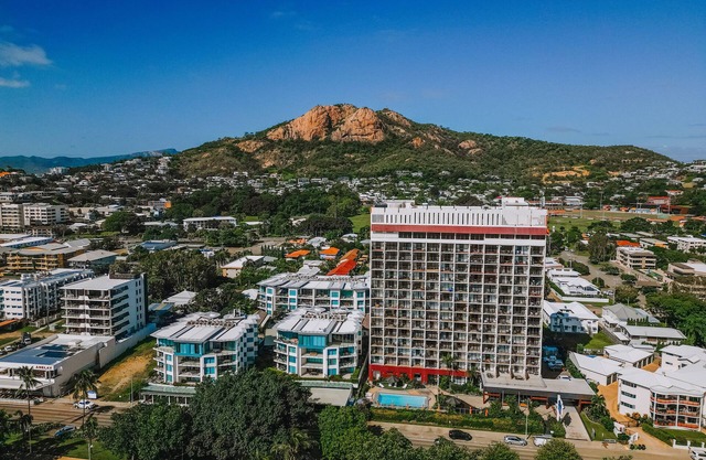 Top Floor Aquarius best location & Ocean Views in Townsville Fast WiFi Kayo