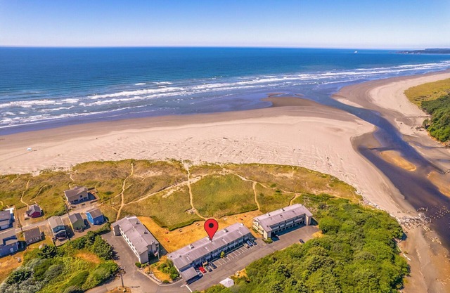 Top Floor Condo right on the Beach
