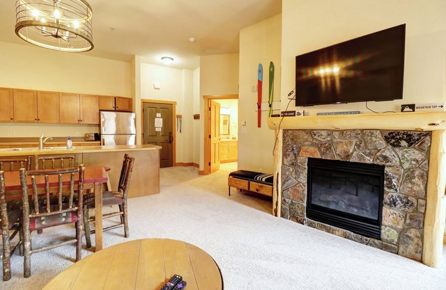 Top-Floor Condo with Stunning Views, Hot Tub, and Vaulted Ceilings - CS425