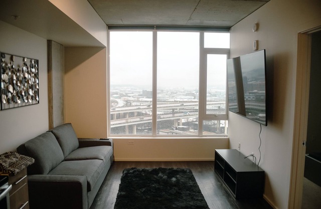 Top Floor Condo W/Beautiful View Overlooking the city