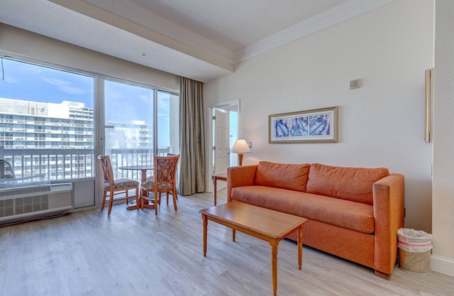 Top-floor executive oceanfront suite with gym & fast WiFi