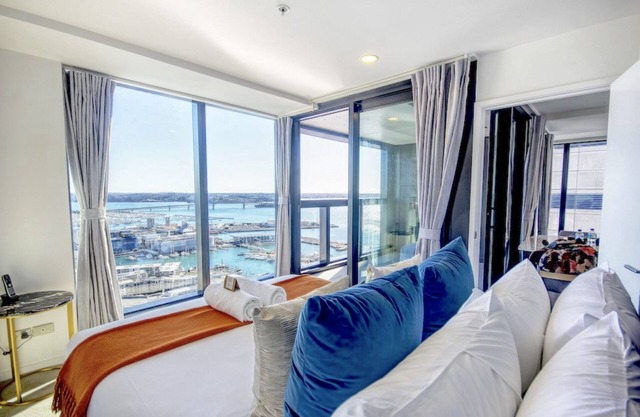 Top Floor Harbour View and Skytower View Apartment in CBD