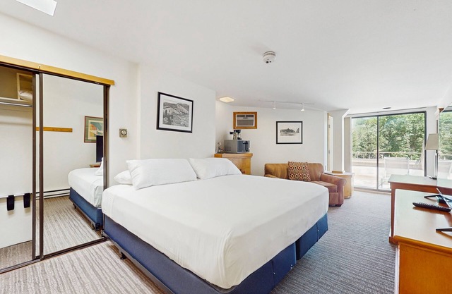 Top-floor, Main Street gem with pool & hot tub - walk to lifts