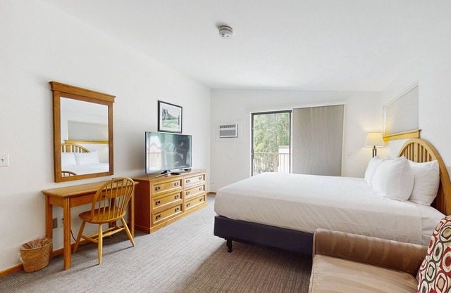 Top-floor Main Street studio with pool & hot tub - walk to lifts