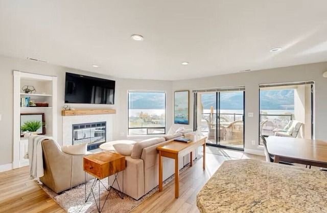 Top-Floor Newly Remodeled 2-bed Condo w/LAKE VIEW & ACCESS, Hot Tub & 5 Pools