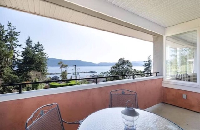 Top floor oceanview suite, 5 minute walk to beach!
