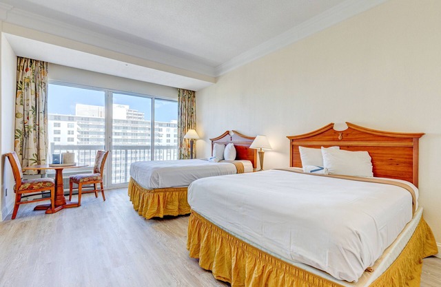 Top-floor oceanfront getaway with gym & high-speed WiFi