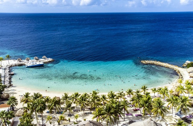 Top Floor Seaview Blue Bay Apt next to beach and golf course