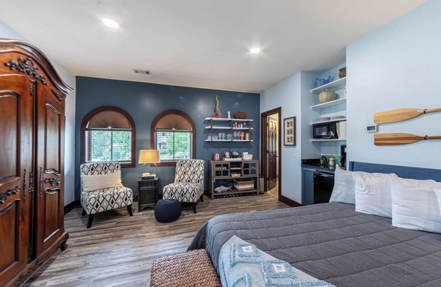Top-floor studio with golf-view shared balcony & outdoor TV - near Lake Oconee