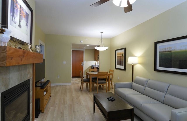 Top Floor with Beautiful Views! Great location! New Luxurious Sleeper Sofa!