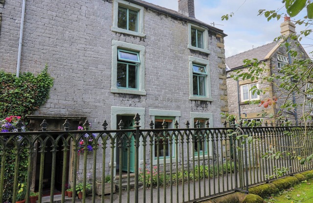TOP HOUSE, pet friendly, character holiday cottage in Tideswell