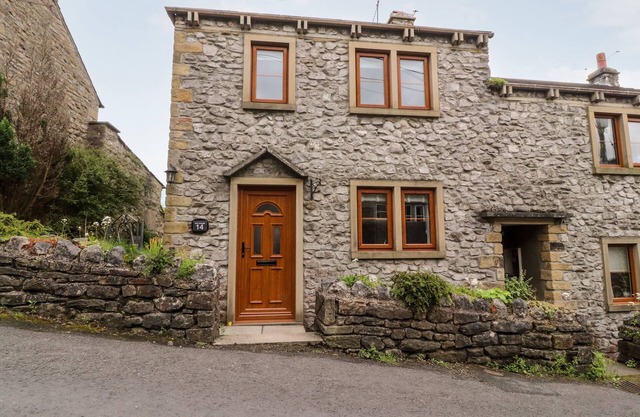 TOP HOUSE, pet friendly, character holiday cottage in Settle