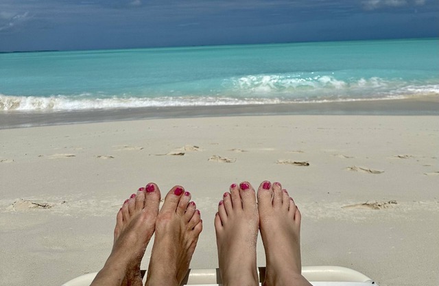 Top Location 30' to beach, newly renovated, 3 King beds, beside pool
