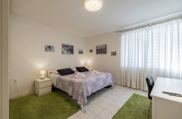 TOP LOCATION Downtown Split City Apartment with A/C in each bedroom & kitchen
