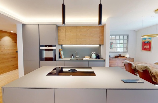 Top modern, newly renovated and bright 4.