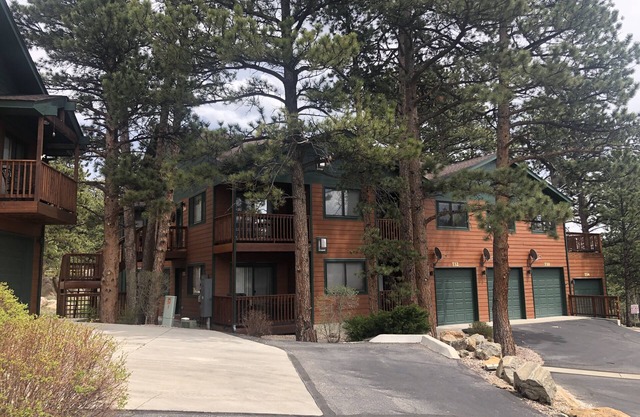 Top Quality Home -Moose Lodge - Great Prices close to RMNP dntn EP hiking trails