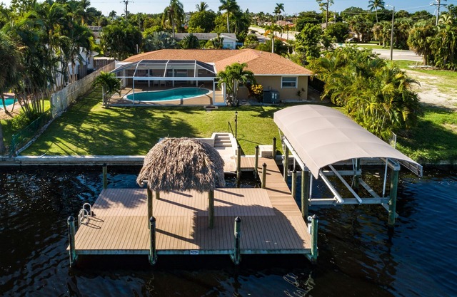 TOP RATED! Beautiful 4BR Gulf access villa w/pool, dock, tiki hut – Yacht Club.