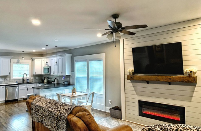 *Top Rated Dog Friendly Home in GVL* - Welcome to The Mountain Schnauzer!