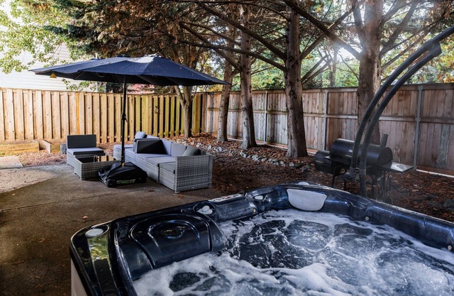Top Relaxation Spot! Hot tub, Grill, AC and WiFi in Vancouver