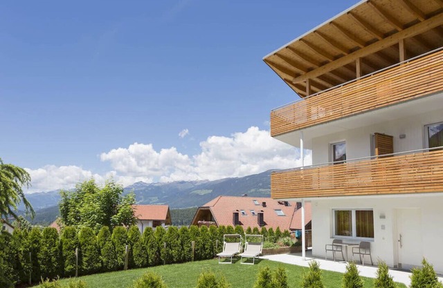 TOP vacation apartment with garden & terrace, bike room, garage, Cron 4 sauna & pool