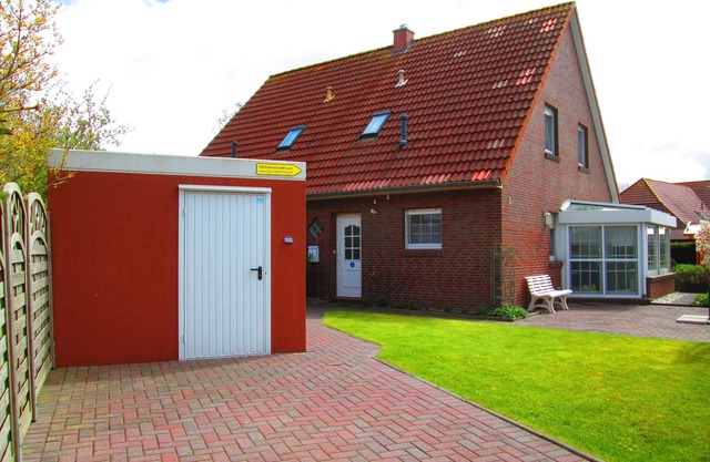 Top vacation home, 6 p., 3 bedrooms, WLAN, fireplace, bath, winter garden, terrace, dog