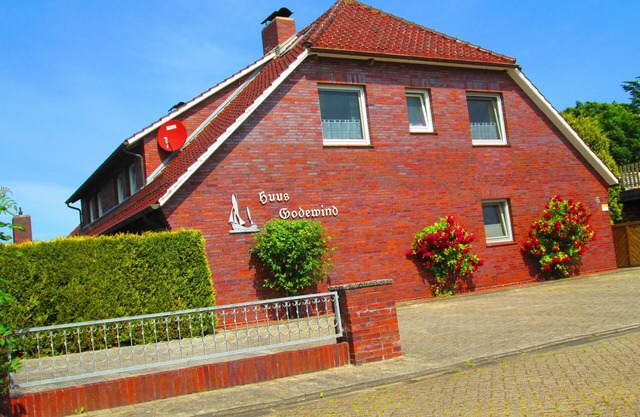 Top vacation home,7 p.,sauna,2 baths,WLAN,fireplace,beach kitchen,terrace,dog,playground