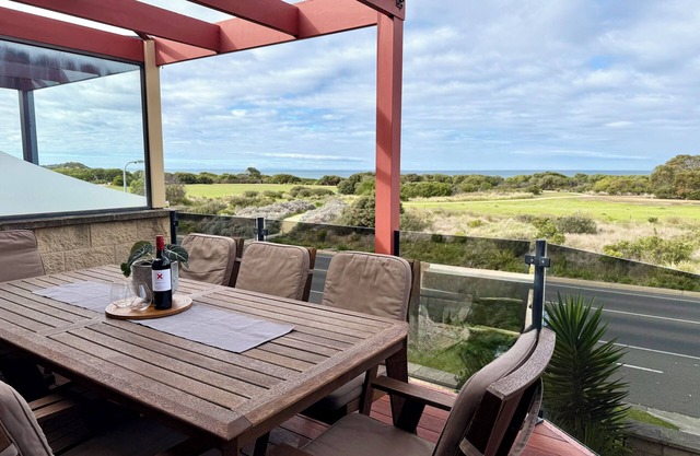 Top Views Retreat: 5 BR, 2.5 BA House in Torquay, Sleeps 12