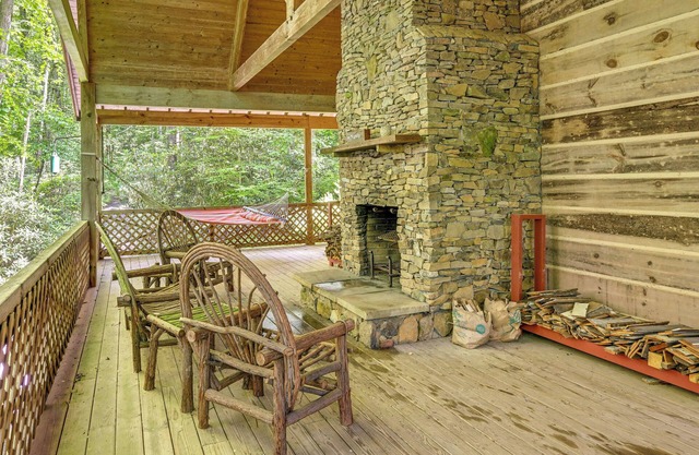 Topton Cabin w/Hot Tub - 6 Mi to Nantahala Lake!