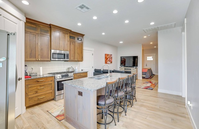 Toquerville Home w/Mtn Views, Near State Parks!