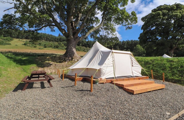 TOR HILL, romantic, with open fire in Peebles