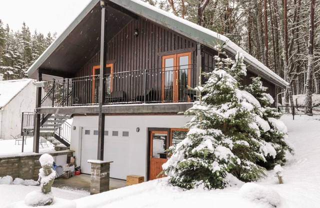 TORBRECK CHALET, pet friendly, country holiday cottage in Kincraig