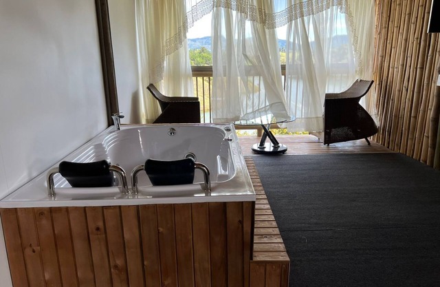 Tornado Suite cabin with jacuzzi, overlooking the lake