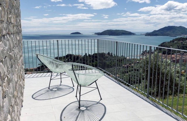 Torretta: Sea View Terrace, Pool, Tennis, AC and. private parking in Lerici!