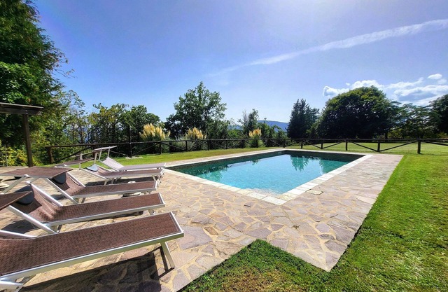 Totally private cottage with own pool, amazing views and close to Barga! WIFI