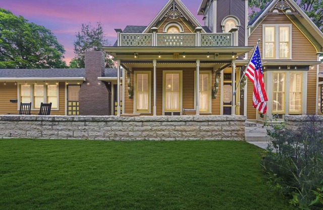 Tower House Inn: Charming 3BD/2.5BA BNB w/Private Parking & Walk to Downtown