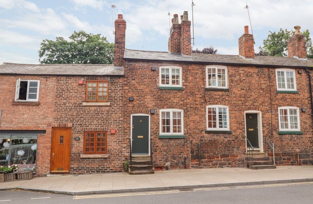 TOWER VIEW COTTAGE, character holiday cottage in Chester