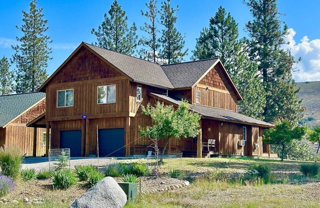 Towering Pines-Dog Friendly, Walk to Ski trail and Close to Town!