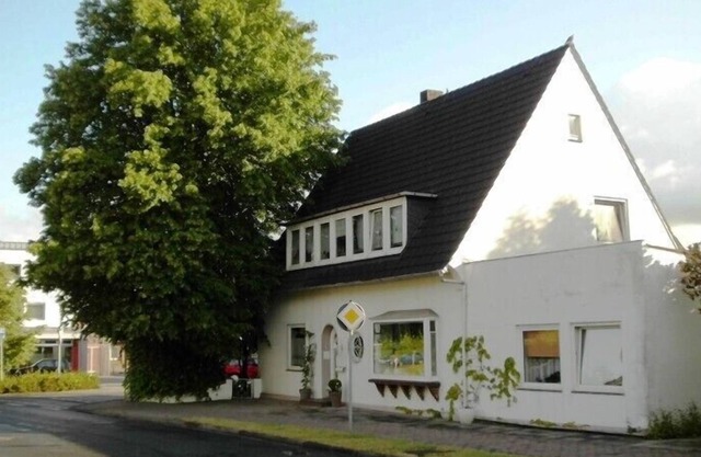 Town center, 10 km from Bremerhaven, shopping center and train station about 600 m