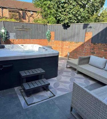 Town center cottage with Hot tub